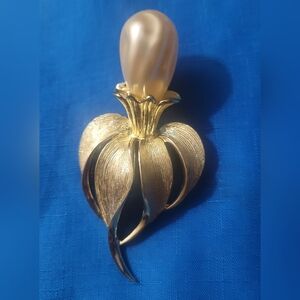 Vintage Sarah Coventry Flower Brooch: Gold Plated Faux Baroque Pearl